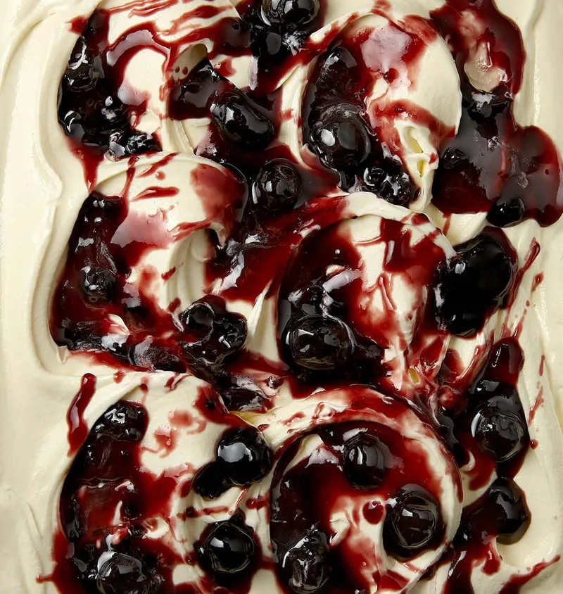 Amarena-Kirsch Gelato mit passenden Zutaten