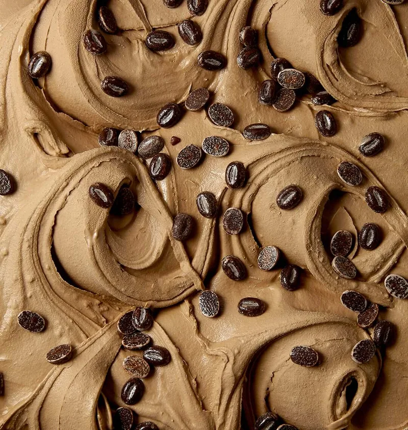 Tiramisú Gelato mit passenden Zutaten